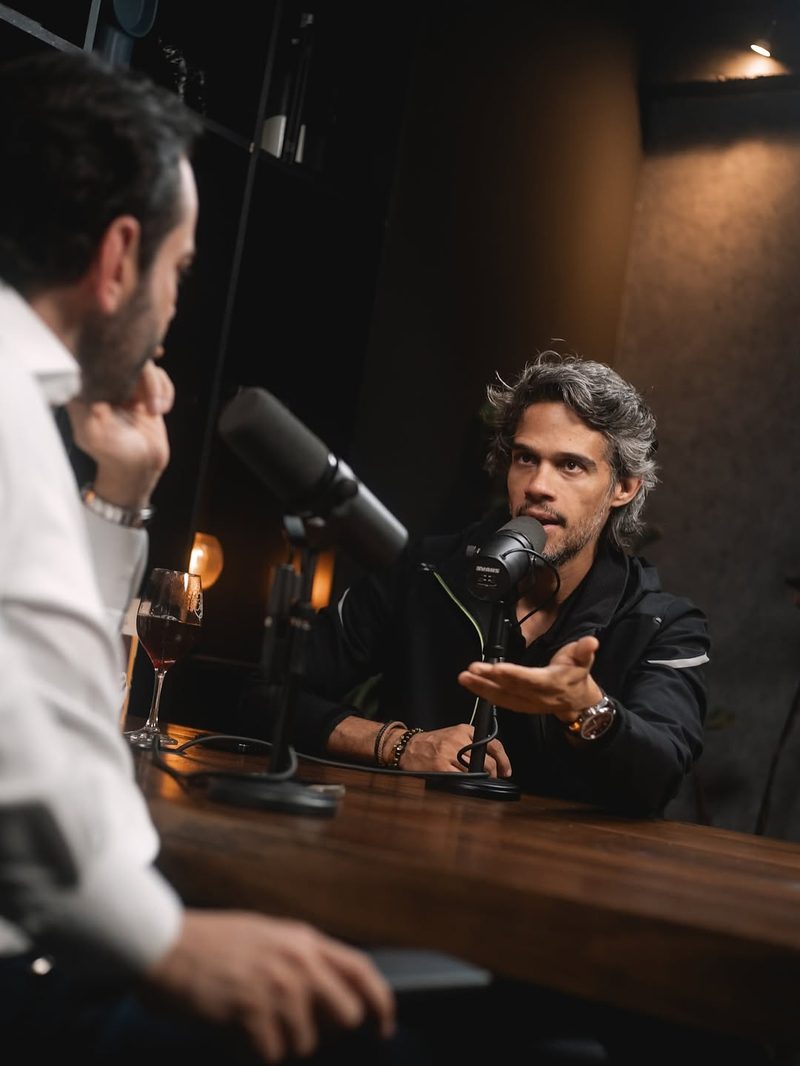 Marcos Strider conversando num estúdio de podcast