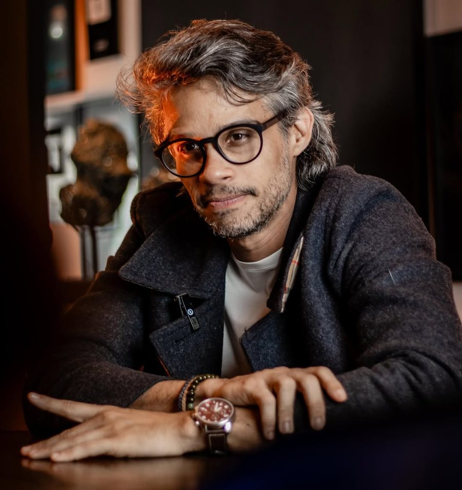 Retrato de Marcos Strider, de óculos e casaco escuro